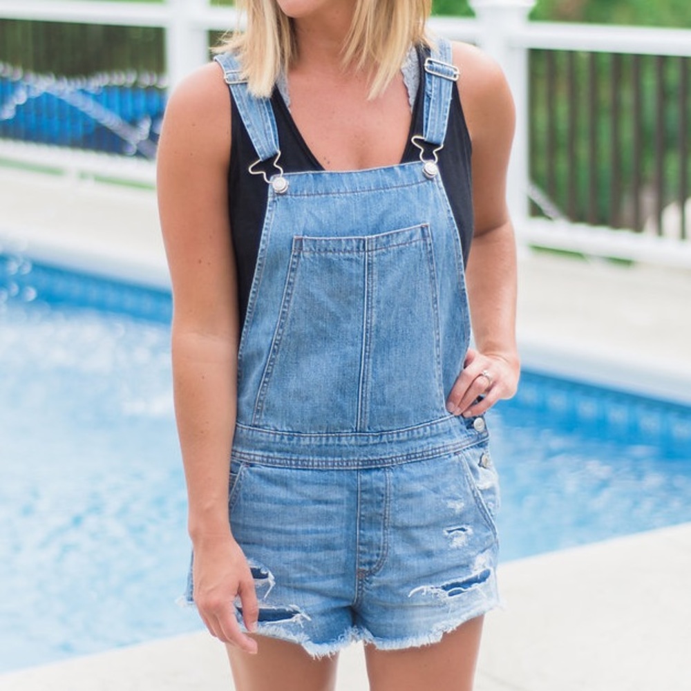 American Eagle tomgirl overall shorts distressed size small